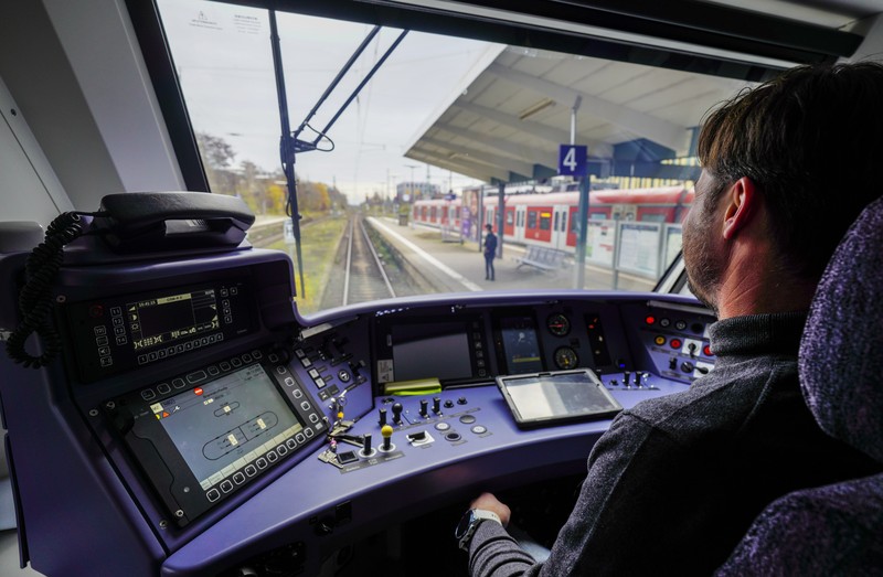 Para insinyur bekerja pada kereta perkotaan energi hidrogen pertama di dunia di cabang CRRC Changchun Railway Vehicles Co., Ltd pada 28 Desember 2022 di Chengdu, Provinsi Sichuan, China. (China News Service via Getty Images)