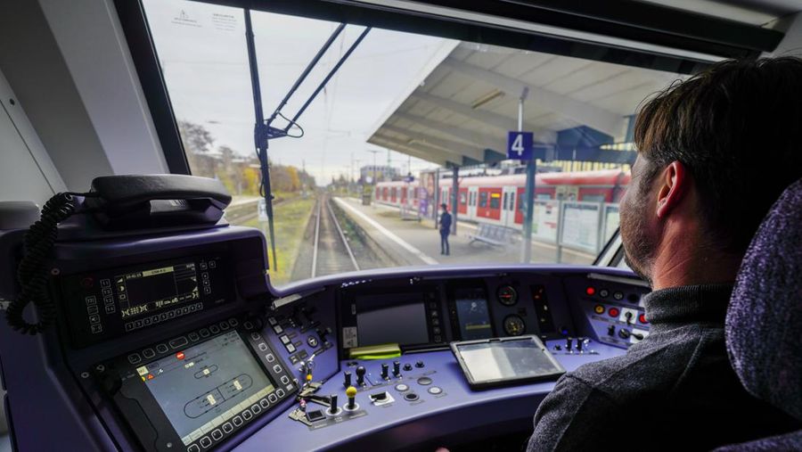 Para insinyur bekerja pada kereta perkotaan energi hidrogen pertama di dunia di cabang CRRC Changchun Railway Vehicles Co., Ltd pada 28 Desember 2022 di Chengdu, Provinsi Sichuan, China. (China News Service via Getty Images)