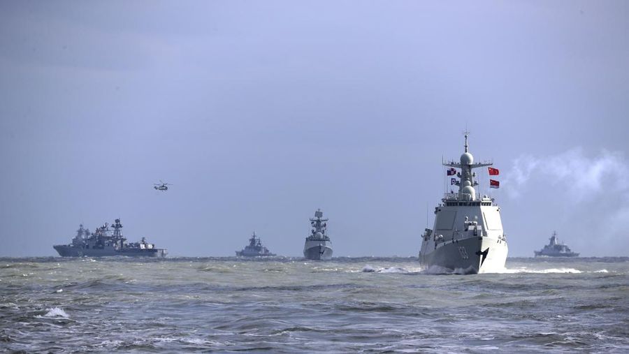 Dalam foto yang dirilis oleh Kantor Berita Xinhua ini, kapal perang China dan Rusia ikut serta dalam latihan angkatan laut bersama di Laut China Timur Selasa, 27 Desember 2022. Angkatan laut China dan Rusia mengakhiri latihan angkatan laut bersama selama tujuh hari pada 27 Desember. karena mereka berdua menghadapi ketegangan dengan Amerika Serikat. (Xu Wei/Xinhua via AP)
