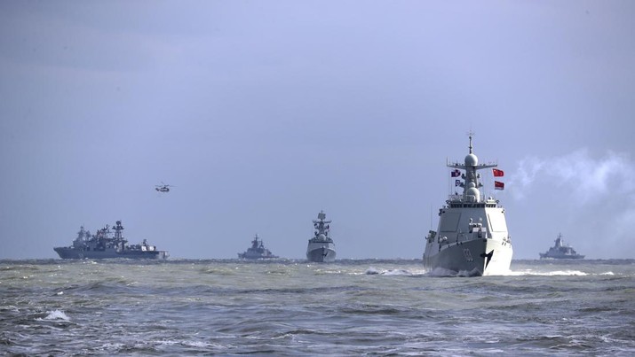 Kapal perang China dan Rusia ikut serta dalam latihan angkatan laut bersama di Laut China Timur Selasa, 27 Desember 2022. Dalam foto yang dirilis oleh Kantor Berita Xinhua ini, kapal perang China dan Rusia ikut serta dalam latihan angkatan laut bersama di Laut China Timur Selasa, 27 Desember 2022. Angkatan laut China dan Rusia mengakhiri latihan angkatan laut bersama selama tujuh hari pada 27 Desember. karena mereka berdua menghadapi ketegangan dengan Amerika Serikat. (Xu Wei/Xinhua via AP)