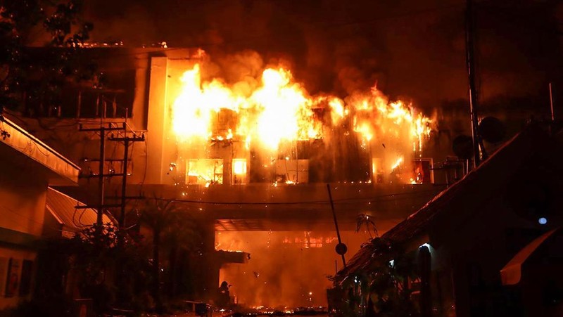 Dalam foto yang disediakan oleh Cambodia's Fresh News ini, sebuah bangunan terbakar di dekat gerbang perbatasan internasional Kamboja-Thailand di Poipet, sebelah barat Phnom Penh, Kamboja, Rabu, 28 Desember 2022. Api yang membakar Grand Diamond City Casino and Hotel telah membunuh banyak orang dan melukai puluhan lainnya, kata polisi Kamis, dan negara tetangga Thailand mengirim truk pemadam kebakaran untuk membantu memadamkan kobaran api di wilayah perbatasan yang ramai. (Fresh News via AP)