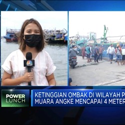 Nelayan Muara Angke Tetap Berlayar di Tengah Cuaca Ekstrem