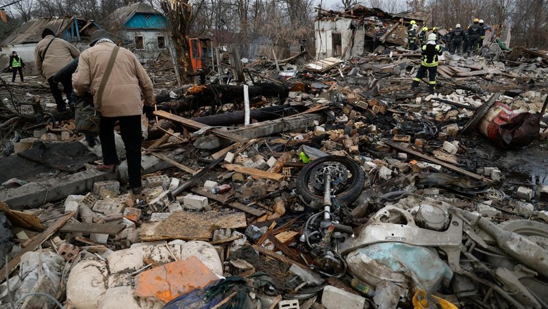 Sistem pertahanan udara Ukraina mencegat roket yang diluncurkan oleh pasukan Rusia di Kyiv, Ukraina pada 29 Desember 2022. (Mustafa Ciftci/Anadolu Agency via Getty Images)