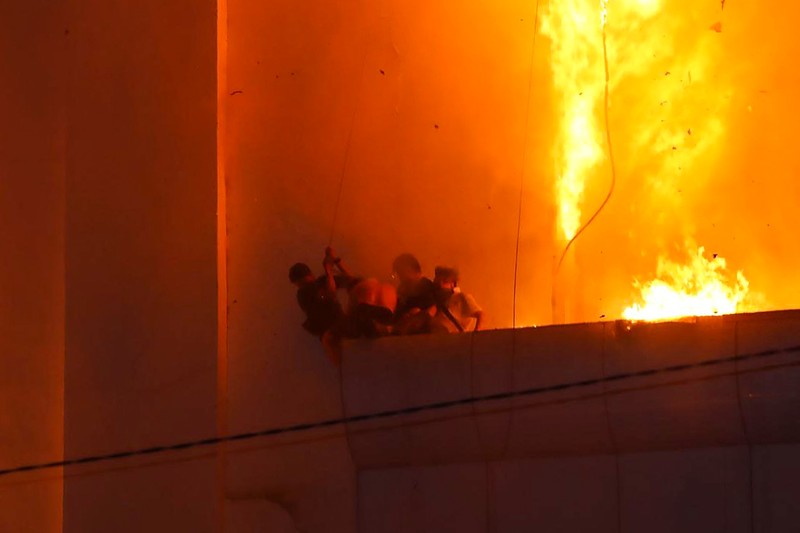 Dalam foto yang disediakan oleh Cambodia's Fresh News ini, sebuah bangunan terbakar di dekat gerbang perbatasan internasional Kamboja-Thailand di Poipet, sebelah barat Phnom Penh, Kamboja, Rabu, 28 Desember 2022. Api yang membakar Grand Diamond City Casino and Hotel telah membunuh banyak orang dan melukai puluhan lainnya, kata polisi Kamis, dan negara tetangga Thailand mengirim truk pemadam kebakaran untuk membantu memadamkan kobaran api di wilayah perbatasan yang ramai. (Fresh News via AP)