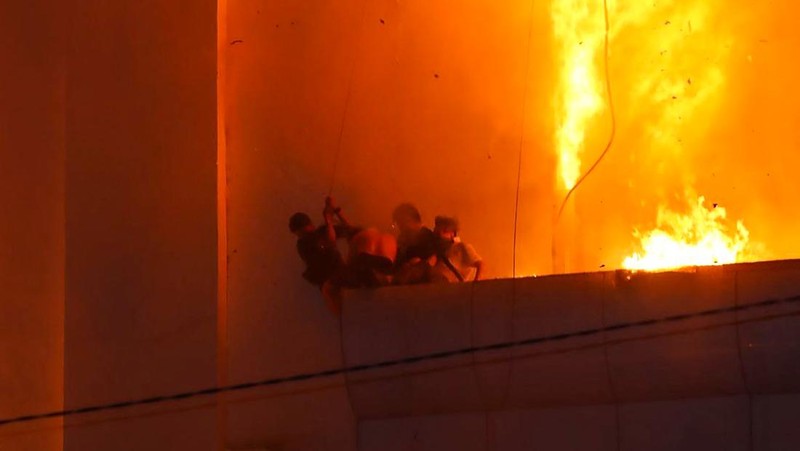 Dalam foto yang disediakan oleh Cambodia's Fresh News ini, sebuah bangunan terbakar di dekat gerbang perbatasan internasional Kamboja-Thailand di Poipet, sebelah barat Phnom Penh, Kamboja, Rabu, 28 Desember 2022. Api yang membakar Grand Diamond City Casino and Hotel telah membunuh banyak orang dan melukai puluhan lainnya, kata polisi Kamis, dan negara tetangga Thailand mengirim truk pemadam kebakaran untuk membantu memadamkan kobaran api di wilayah perbatasan yang ramai. (Fresh News via AP)