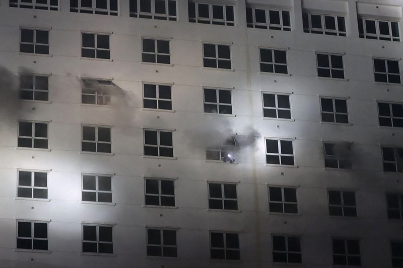 Dalam foto yang disediakan oleh Cambodia's Fresh News ini, sebuah bangunan terbakar di dekat gerbang perbatasan internasional Kamboja-Thailand di Poipet, sebelah barat Phnom Penh, Kamboja, Rabu, 28 Desember 2022. Api yang membakar Grand Diamond City Casino and Hotel telah membunuh banyak orang dan melukai puluhan lainnya, kata polisi Kamis, dan negara tetangga Thailand mengirim truk pemadam kebakaran untuk membantu memadamkan kobaran api di wilayah perbatasan yang ramai. (Fresh News via AP)