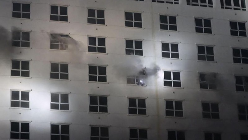 Dalam foto yang disediakan oleh Cambodia's Fresh News ini, sebuah bangunan terbakar di dekat gerbang perbatasan internasional Kamboja-Thailand di Poipet, sebelah barat Phnom Penh, Kamboja, Rabu, 28 Desember 2022. Api yang membakar Grand Diamond City Casino and Hotel telah membunuh banyak orang dan melukai puluhan lainnya, kata polisi Kamis, dan negara tetangga Thailand mengirim truk pemadam kebakaran untuk membantu memadamkan kobaran api di wilayah perbatasan yang ramai. (Fresh News via AP)