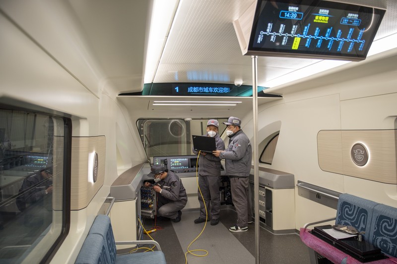 Para insinyur bekerja pada kereta perkotaan energi hidrogen pertama di dunia di cabang CRRC Changchun Railway Vehicles Co., Ltd pada 28 Desember 2022 di Chengdu, Provinsi Sichuan, China. (China News Service via Getty Images) Para insinyur bekerja pada kereta perkotaan energi hidrogen pertama di dunia di cabang CRRC Changchun Railway Vehicles Co., Ltd pada 28 Desember 2022 di Chengdu, Provinsi Sichuan, China. (China News Service via Getty Images)