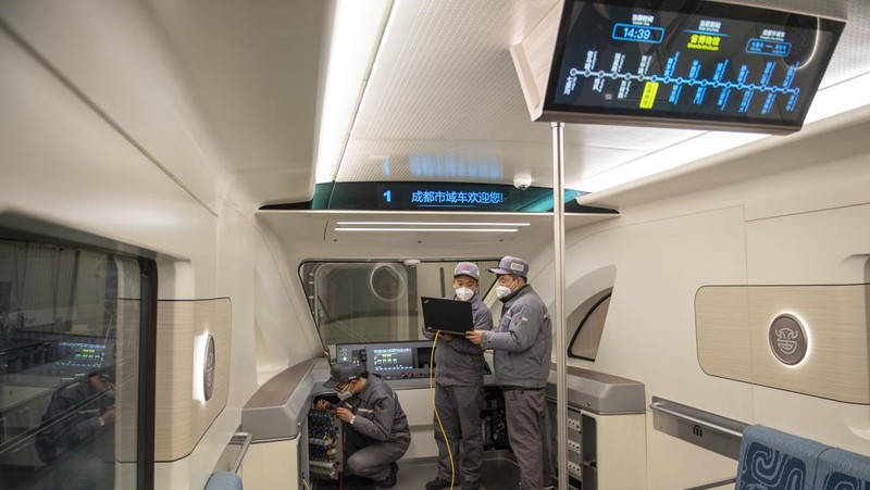 Para insinyur bekerja pada kereta perkotaan energi hidrogen pertama di dunia di cabang CRRC Changchun Railway Vehicles Co., Ltd pada 28 Desember 2022 di Chengdu, Provinsi Sichuan, China. (China News Service via Getty Images)