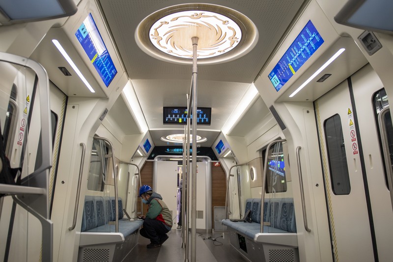 Para insinyur bekerja pada kereta perkotaan energi hidrogen pertama di dunia di cabang CRRC Changchun Railway Vehicles Co., Ltd pada 28 Desember 2022 di Chengdu, Provinsi Sichuan, China. (China News Service via Getty Images) Para insinyur bekerja pada kereta perkotaan energi hidrogen pertama di dunia di cabang CRRC Changchun Railway Vehicles Co., Ltd pada 28 Desember 2022 di Chengdu, Provinsi Sichuan, China. (China News Service via Getty Images)