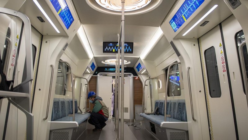 Para insinyur bekerja pada kereta perkotaan energi hidrogen pertama di dunia di cabang CRRC Changchun Railway Vehicles Co., Ltd pada 28 Desember 2022 di Chengdu, Provinsi Sichuan, China. (China News Service via Getty Images)