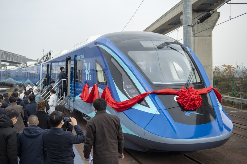Para insinyur bekerja pada kereta perkotaan energi hidrogen pertama di dunia di cabang CRRC Changchun Railway Vehicles Co., Ltd pada 28 Desember 2022 di Chengdu, Provinsi Sichuan, China. (China News Service via Getty Images)