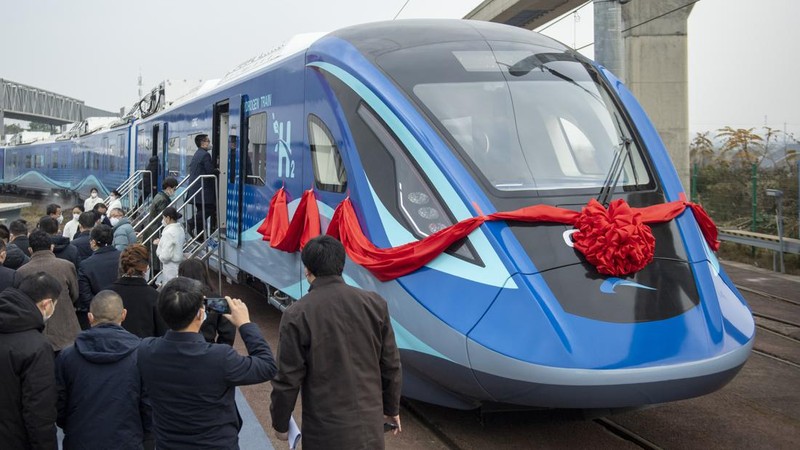 Para insinyur bekerja pada kereta perkotaan energi hidrogen pertama di dunia di cabang CRRC Changchun Railway Vehicles Co., Ltd pada 28 Desember 2022 di Chengdu, Provinsi Sichuan, China. (China News Service via Getty Images)