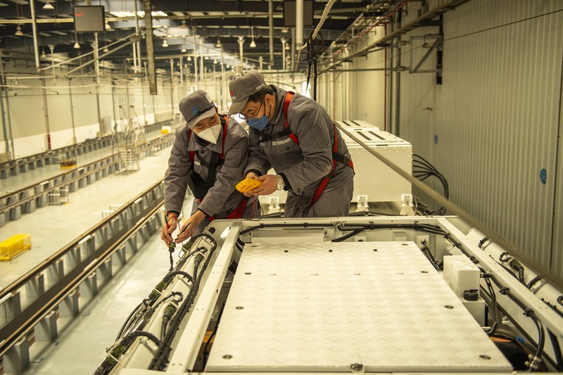 Para insinyur bekerja pada kereta perkotaan energi hidrogen pertama di dunia di cabang CRRC Changchun Railway Vehicles Co., Ltd pada 28 Desember 2022 di Chengdu, Provinsi Sichuan, China. (China News Service via Getty Images) Para insinyur bekerja pada kereta perkotaan energi hidrogen pertama di dunia di cabang CRRC Changchun Railway Vehicles Co., Ltd pada 28 Desember 2022 di Chengdu, Provinsi Sichuan, China. (China News Service via Getty Images)
