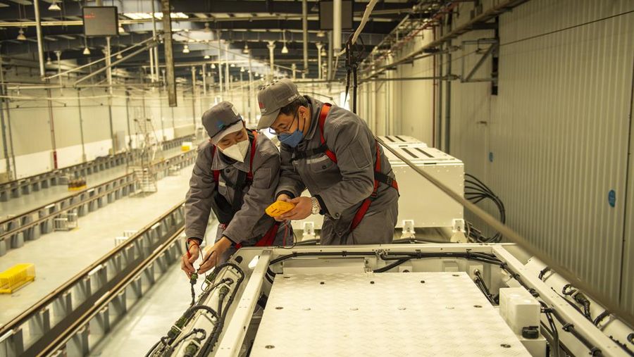 Para insinyur bekerja pada kereta perkotaan energi hidrogen pertama di dunia di cabang CRRC Changchun Railway Vehicles Co., Ltd pada 28 Desember 2022 di Chengdu, Provinsi Sichuan, China. (China News Service via Getty Images)