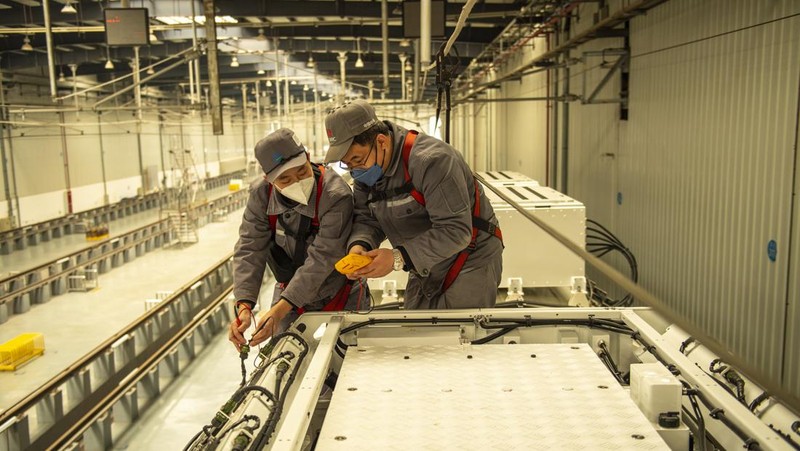 Para insinyur bekerja pada kereta perkotaan energi hidrogen pertama di dunia di cabang CRRC Changchun Railway Vehicles Co., Ltd pada 28 Desember 2022 di Chengdu, Provinsi Sichuan, China. (China News Service via Getty Images)