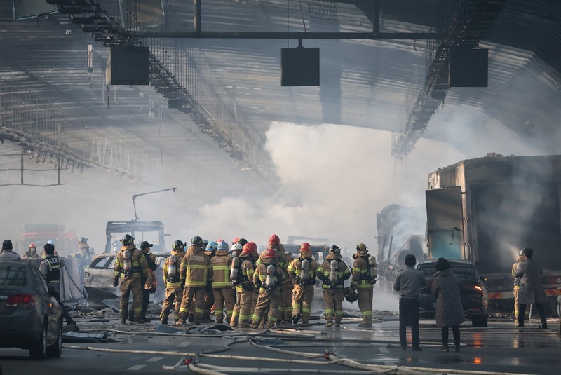 Asap mengepul dari terowongan yang terbakar di Gwacheon, Korea Selatan, 29 Desember 2022. Asap mengepul dari terowongan yang terbakar di Gwacheon, Korea Selatan, 29 Desember 2022. (Yonhap via REUTERS)