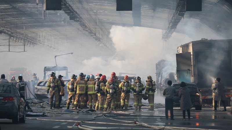 Asap mengepul dari terowongan yang terbakar di Gwacheon, Korea Selatan, 29 Desember 2022. (Yonhap via REUTERS)