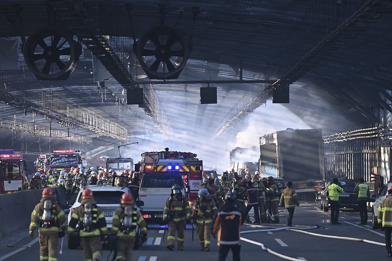 Asap mengepul dari terowongan yang terbakar di Gwacheon, Korea Selatan, 29 Desember 2022. (Yonhap via REUTERS)