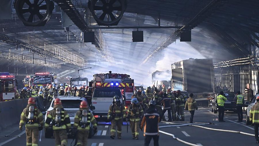 Asap mengepul dari terowongan yang terbakar di Gwacheon, Korea Selatan, 29 Desember 2022. (Yonhap via REUTERS)