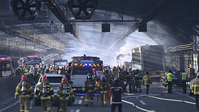 Asap mengepul dari terowongan yang terbakar di Gwacheon, Korea Selatan, 29 Desember 2022. (Yonhap via REUTERS)