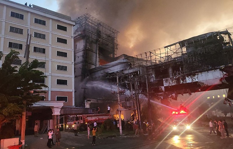 sebuah bangunan terbakar di dekat gerbang perbatasan internasional Kamboja-Thailand di Poipet, sebelah barat Phnom Penh, Kamboja, Rabu, 28 Desember 2022. Dalam foto yang disediakan oleh Cambodia's Fresh News ini, sebuah bangunan terbakar di dekat gerbang perbatasan internasional Kamboja-Thailand di Poipet, sebelah barat Phnom Penh, Kamboja, Rabu, 28 Desember 2022. Api yang membakar Grand Diamond City Casino and Hotel telah membunuh banyak orang dan melukai puluhan lainnya, kata polisi Kamis, dan negara tetangga Thailand mengirim truk pemadam kebakaran untuk membantu memadamkan kobaran api di wilayah perbatasan yang ramai. (Fresh News via AP)