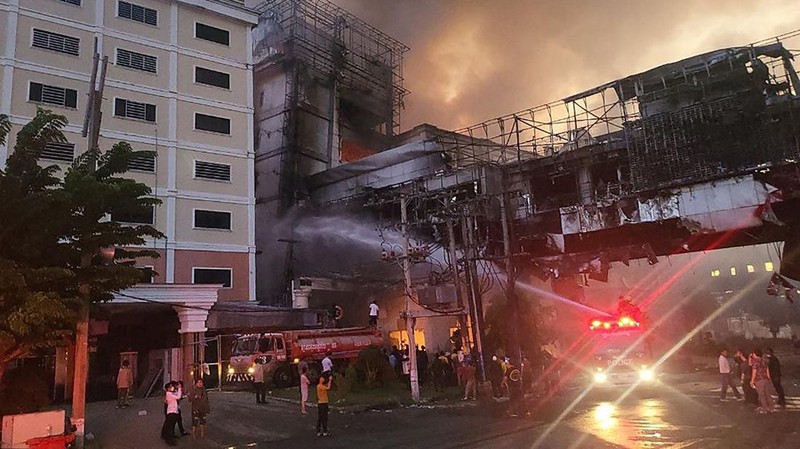 Dalam foto yang disediakan oleh Cambodia's Fresh News ini, sebuah bangunan terbakar di dekat gerbang perbatasan internasional Kamboja-Thailand di Poipet, sebelah barat Phnom Penh, Kamboja, Rabu, 28 Desember 2022. Api yang membakar Grand Diamond City Casino and Hotel telah membunuh banyak orang dan melukai puluhan lainnya, kata polisi Kamis, dan negara tetangga Thailand mengirim truk pemadam kebakaran untuk membantu memadamkan kobaran api di wilayah perbatasan yang ramai. (Fresh News via AP)