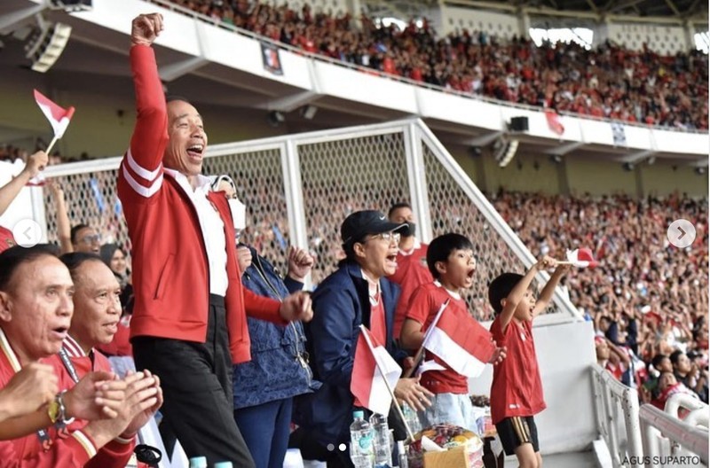 Presiden Joko Widodo dan Menteri Keuangan Sri Mulyani menonton pertandingan Penyisihan Grup A Piala AFF 2022 antara Timnas Indonesia melawan Timnas Thailand. Presiden Joko Widodo dan Menteri Keuangan Sri Mulyani menonton pertandingan Penyisihan Grup A Piala AFF 2022 antara Timnas Indonesia melawan Timnas Thailand. (instagram @smindrawati)