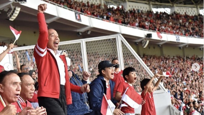 Presiden Joko Widodo dan Menteri Keuangan Sri Mulyani menonton pertandingan Penyisihan Grup A Piala AFF 2022 antara Timnas Indonesia melawan Timnas Thailand. (instagram @smindrawati)