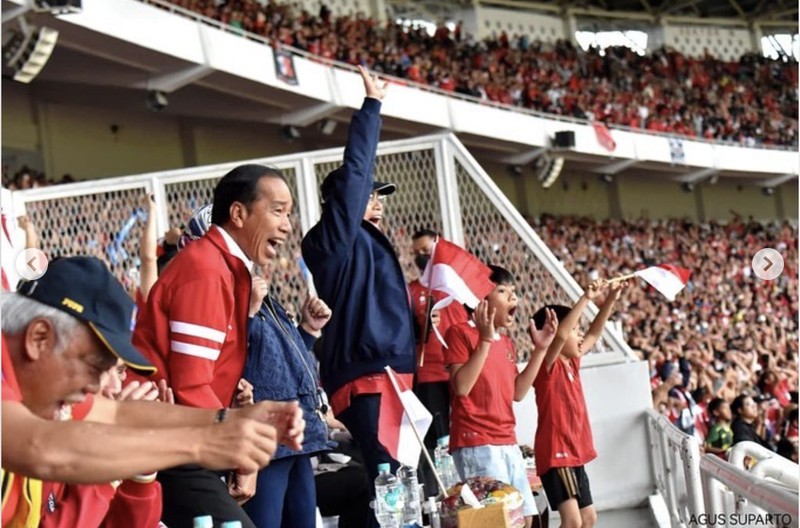 Presiden Joko Widodo dan Menteri Keuangan Sri Mulyani menonton pertandingan Penyisihan Grup A Piala AFF 2022 antara Timnas Indonesia melawan Timnas Thailand. Presiden Joko Widodo dan Menteri Keuangan Sri Mulyani menonton pertandingan Penyisihan Grup A Piala AFF 2022 antara Timnas Indonesia melawan Timnas Thailand. (instagram @smindrawati)