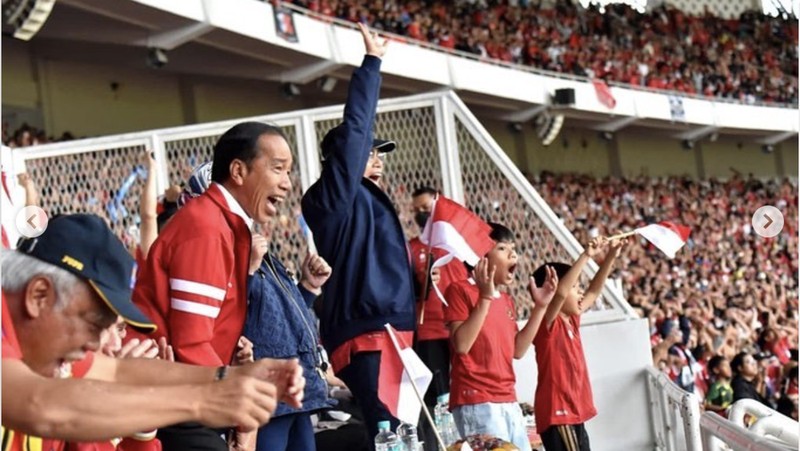Presiden Joko Widodo dan Menteri Keuangan Sri Mulyani menonton pertandingan Penyisihan Grup A Piala AFF 2022 antara Timnas Indonesia melawan Timnas Thailand. (instagram @smindrawati)