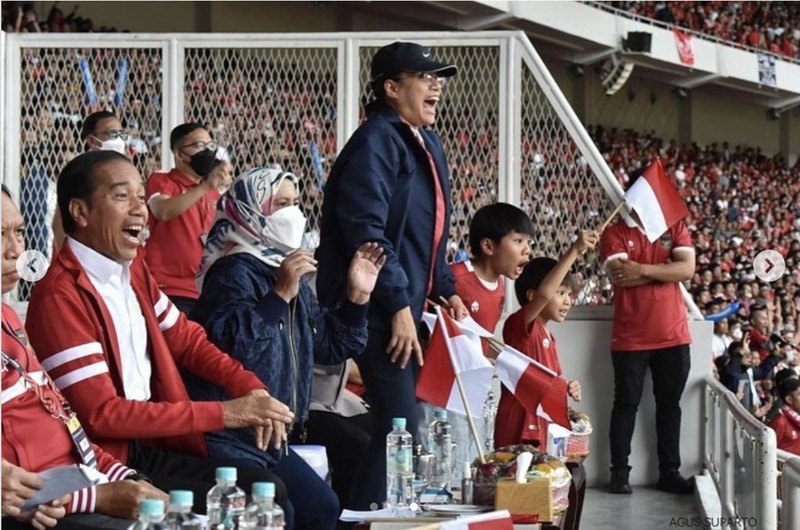 Presiden Joko Widodo dan Menteri Keuangan Sri Mulyani menonton pertandingan Penyisihan Grup A Piala AFF 2022 antara Timnas Indonesia melawan Timnas Thailand. Presiden Joko Widodo dan Menteri Keuangan Sri Mulyani menonton pertandingan Penyisihan Grup A Piala AFF 2022 antara Timnas Indonesia melawan Timnas Thailand. (instagram @smindrawati)