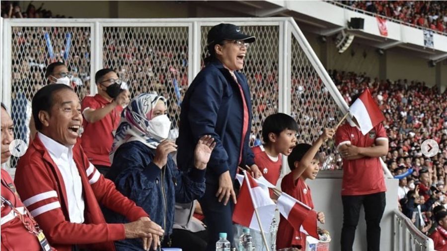 Presiden Joko Widodo dan Menteri Keuangan Sri Mulyani menonton pertandingan Penyisihan Grup A Piala AFF 2022 antara Timnas Indonesia melawan Timnas Thailand. (instagram @smindrawati)