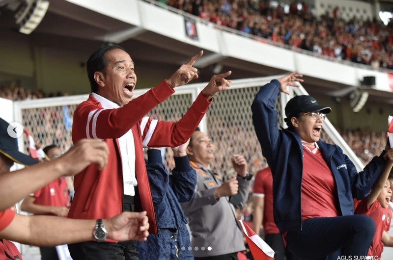 Presiden Joko Widodo dan Menteri Keuangan Sri Mulyani menonton pertandingan Penyisihan Grup A Piala AFF 2022 antara Timnas Indonesia melawan Timnas Thailand. (instagram @smindrawati)