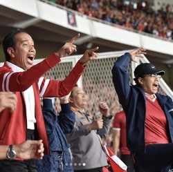 Momen Gemez Jokowi-Sri Mulyani Nonton RI vs Thailand di GBK