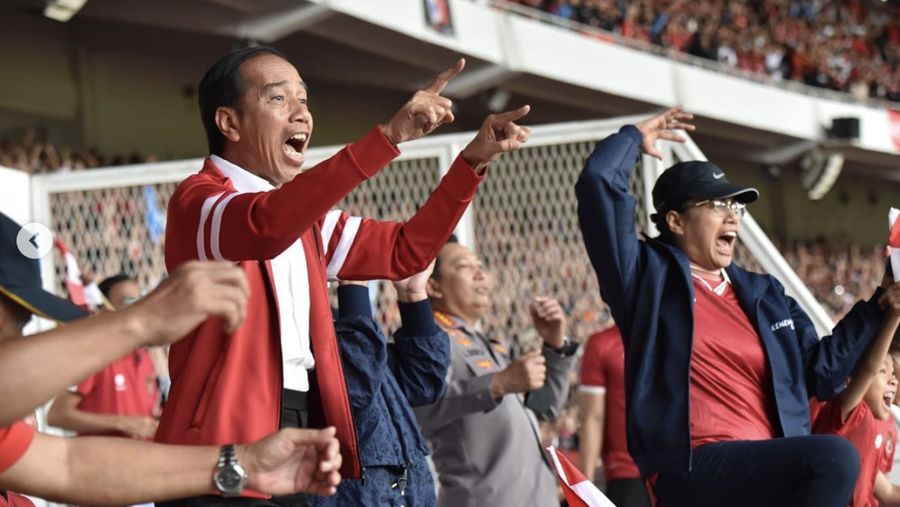 Presiden Joko Widodo dan Menteri Keuangan Sri Mulyani menonton pertandingan Penyisihan Grup A Piala AFF 2022 antara Timnas Indonesia melawan Timnas Thailand. (instagram @smindrawati)