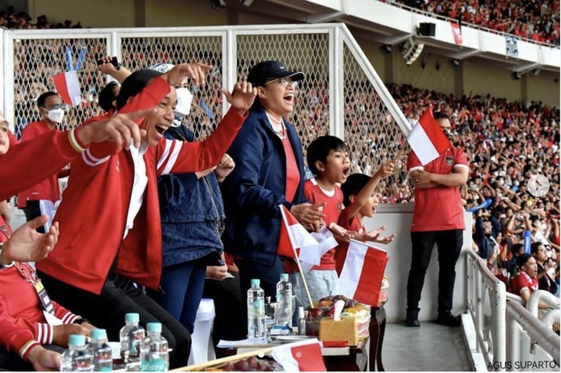 Presiden Joko Widodo dan Menteri Keuangan Sri Mulyani menonton pertandingan Penyisihan Grup A Piala AFF 2022 antara Timnas Indonesia melawan Timnas Thailand. Presiden Joko Widodo dan Menteri Keuangan Sri Mulyani menonton pertandingan Penyisihan Grup A Piala AFF 2022 antara Timnas Indonesia melawan Timnas Thailand. (instagram @smindrawati)