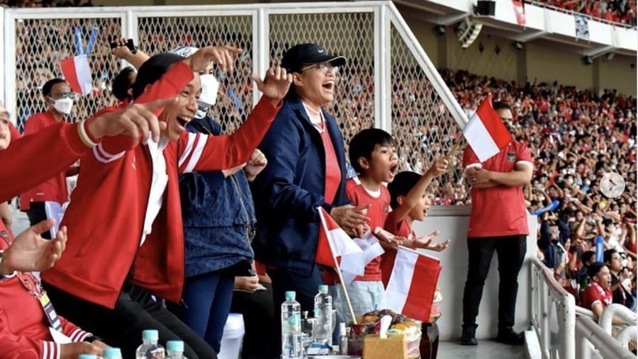 Presiden Joko Widodo dan Menteri Keuangan Sri Mulyani menonton pertandingan Penyisihan Grup A Piala AFF 2022 antara Timnas Indonesia melawan Timnas Thailand. (instagram @smindrawati)