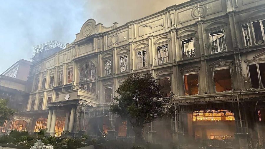 Dalam foto yang disediakan oleh Cambodia's Fresh News ini, sebuah bangunan terbakar di dekat gerbang perbatasan internasional Kamboja-Thailand di Poipet, sebelah barat Phnom Penh, Kamboja, Rabu, 28 Desember 2022. Api yang membakar Grand Diamond City Casino and Hotel telah membunuh banyak orang dan melukai puluhan lainnya, kata polisi Kamis, dan negara tetangga Thailand mengirim truk pemadam kebakaran untuk membantu memadamkan kobaran api di wilayah perbatasan yang ramai. (Fresh News via AP)