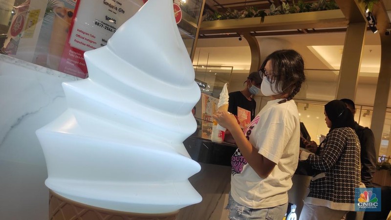 Antrean pengunjung membeli es krim di kios mixue di kawasan bojongsari sawangan, Depok, Jawa Barat, Kamis, (29/12/2022). Kios yang baru dibuka sejak dua bulan lalu di sawangan itu ramai pembeli dari kalangan anak-anak sampai anak orang tua. (CNBC Indonesia/ Muhammad Sabki)