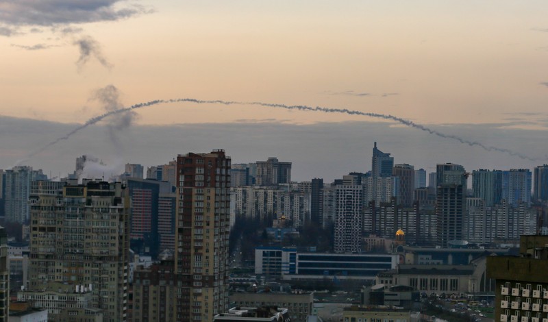 Sistem pertahanan udara Ukraina mencegat roket yang diluncurkan oleh pasukan Rusia di Kyiv, Ukraina pada 29 Desember 2022. Sistem pertahanan udara Ukraina mencegat roket yang diluncurkan oleh pasukan Rusia di Kyiv, Ukraina pada 29 Desember 2022. (Mustafa Ciftci/Anadolu Agency via Getty Images)