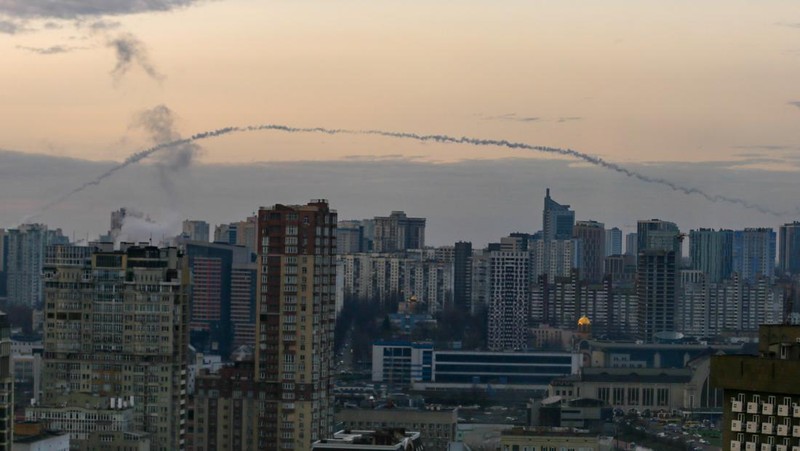 Sistem pertahanan udara Ukraina mencegat roket yang diluncurkan oleh pasukan Rusia di Kyiv, Ukraina pada 29 Desember 2022. (Mustafa Ciftci/Anadolu Agency via Getty Images)