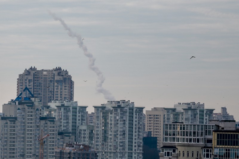 Sistem pertahanan udara Ukraina mencegat roket yang diluncurkan oleh pasukan Rusia di Kyiv, Ukraina pada 29 Desember 2022. (Mustafa Ciftci/Anadolu Agency via Getty Images)