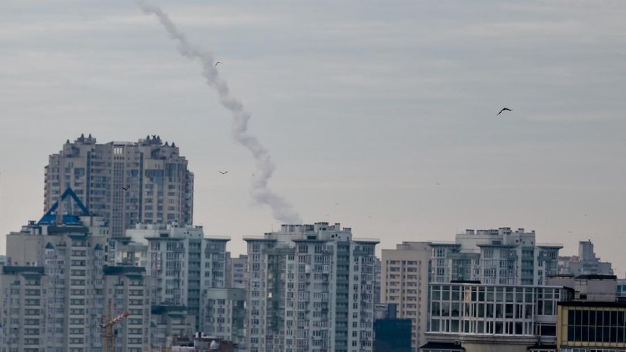 Sistem pertahanan udara Ukraina mencegat roket yang diluncurkan oleh pasukan Rusia di Kyiv, Ukraina pada 29 Desember 2022. (Mustafa Ciftci/Anadolu Agency via Getty Images)