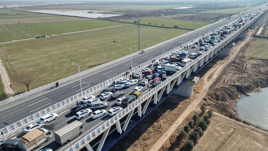 Tabrakan mobil beruntun China terjadi karena jalan yang berkabut pada Rabu (28/12) waktu setempat. (AFP via Getty Images/STR)