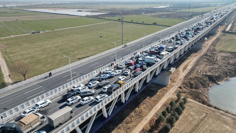 Tabrakan mobil beruntun China terjadi karena jalan yang berkabut pada Rabu (28/12) waktu setempat. (AFP via Getty Images/STR)