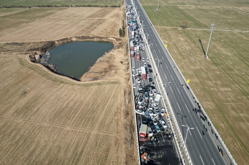 Tabrakan mobil beruntun China terjadi karena jalan yang berkabut pada Rabu (28/12) waktu setempat. (AFP via Getty Images/STR) Tabrakan mobil beruntun China terjadi karena jalan yang berkabut pada Rabu (28/12) waktu setempat. (AFP via Getty Images/STR)