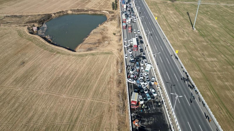 Tabrakan mobil beruntun China terjadi karena jalan yang berkabut pada Rabu (28/12) waktu setempat. (AFP via Getty Images/STR)