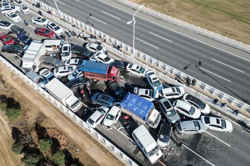 Tabrakan mobil beruntun China terjadi karena jalan yang berkabut pada Rabu (28/12) waktu setempat. (AFP via Getty Images/STR) Tabrakan mobil beruntun China terjadi karena jalan yang berkabut pada Rabu (28/12) waktu setempat. (AFP via Getty Images/STR)