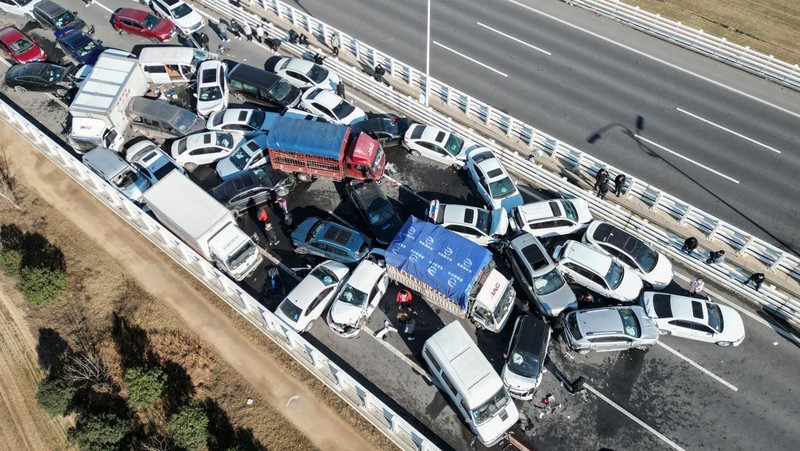 Tabrakan mobil beruntun China terjadi karena jalan yang berkabut pada Rabu (28/12) waktu setempat. (AFP via Getty Images/STR)
